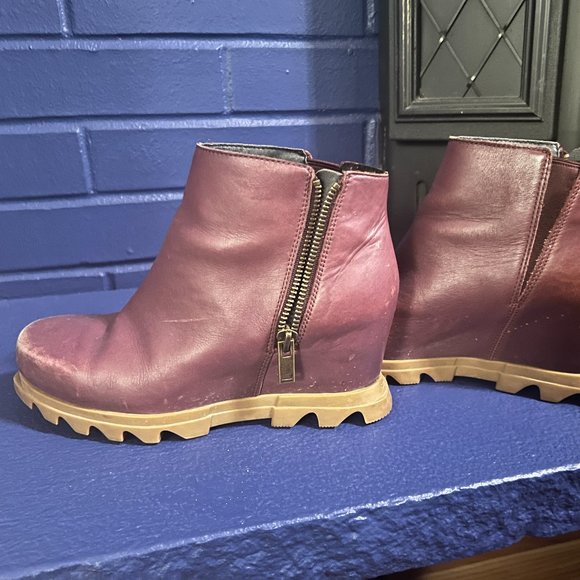 Sorel Joan of Arctic™ Wedge III Zip Ice Wine/Gum 2 - Picture 2 of 7